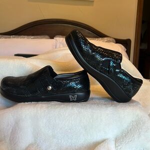 Alegria slip on. WIDE 9.5/EU 40. Iridescent teal and black snake print.